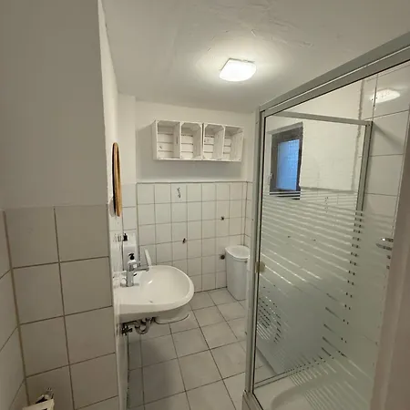 Apartment Geraeumige 3-zimmerwohnung Dazu 2 Kuechen Und 2 Badezimmer